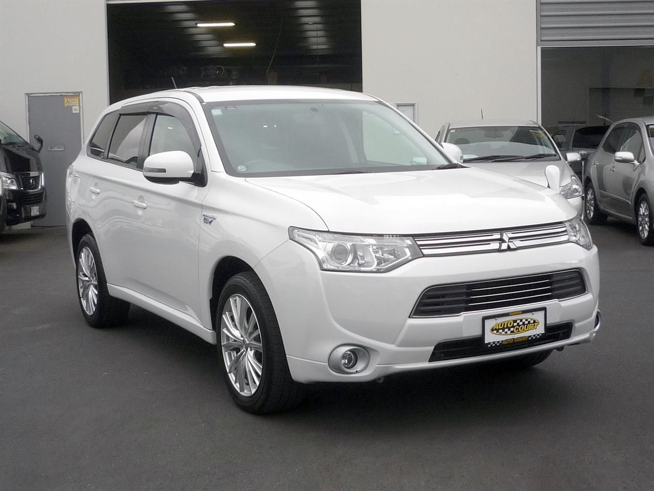 image-10, 2014 Mitsubishi Outlander PHEV G AWD at Dunedin