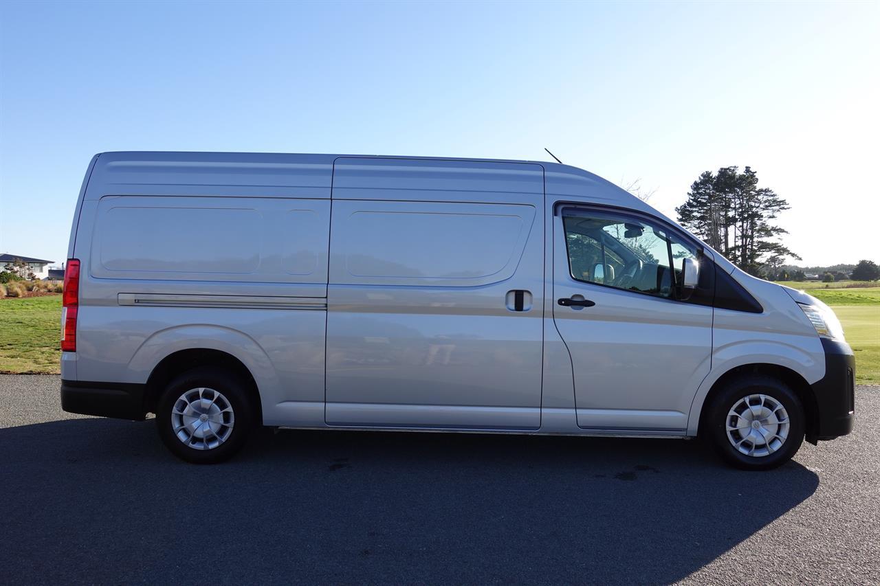 2020 Toyota Hiace ZX PVN 2.8DT/6AT on handshake