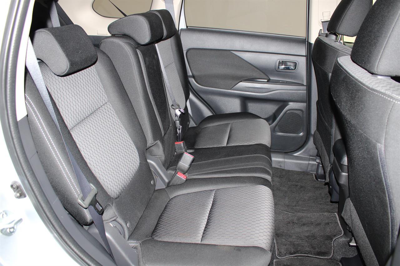 2014 Mitsubishi Outlander 24G 4WD 7 Seater on handshake