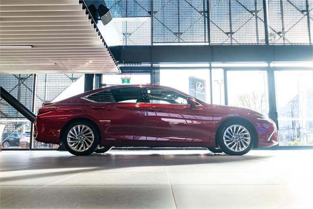 image-1, 2019 Lexus ES 300H Limited 2.5L Hybrid Petrol Seda at Christchurch