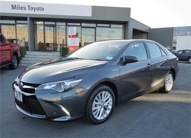 2017 Toyota Camry Atara SL 2.5 Hybrid CVT Sedan on handshake