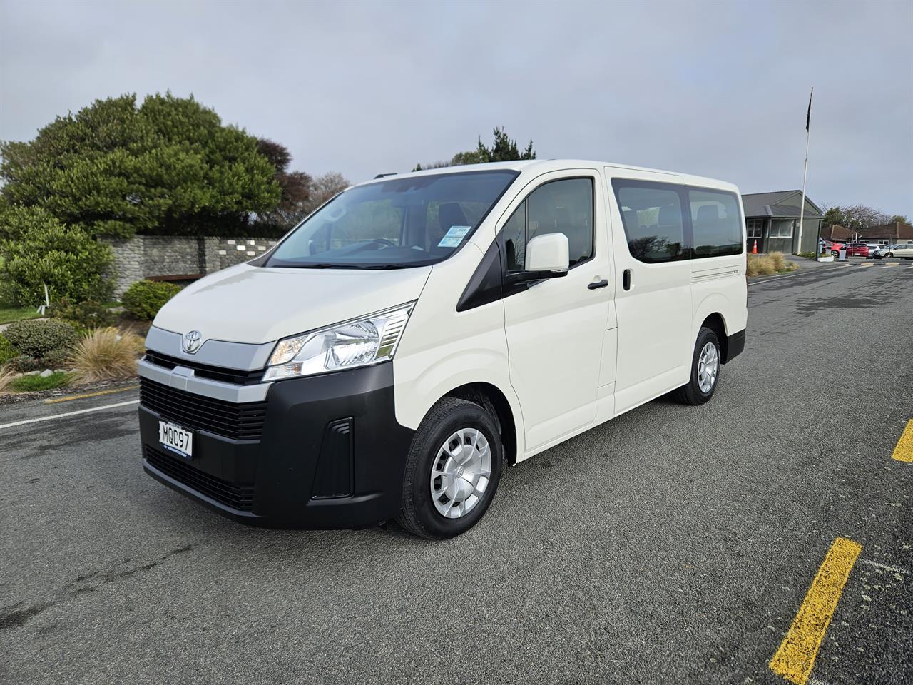 2019 Toyota Hiace ZR Minibus 2.8TD 6AT on handshake