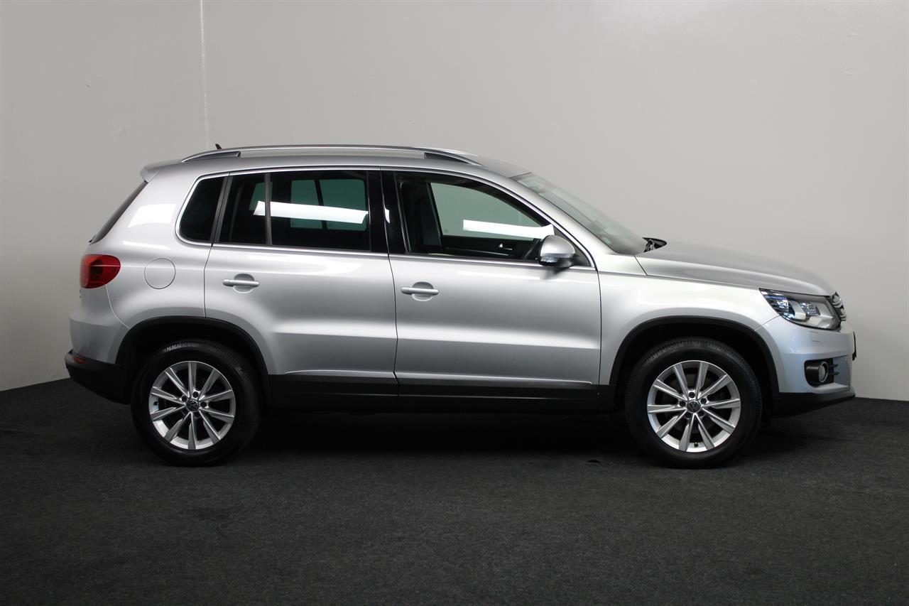 2012 Volkswagen Tiguan Sport & Style 4WD on handshake