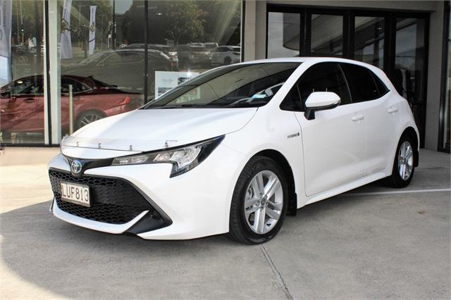 2018 Toyota Corolla GX Hybrid Hatch on handshake