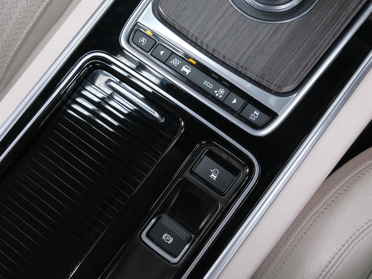 image-13, 2017 Jaguar XF 25t 'Prestige' at Christchurch