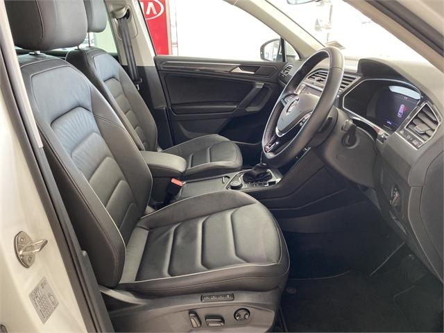 2019 Volkswagen Tiguan Highline/4Motion/ Leather on handshake