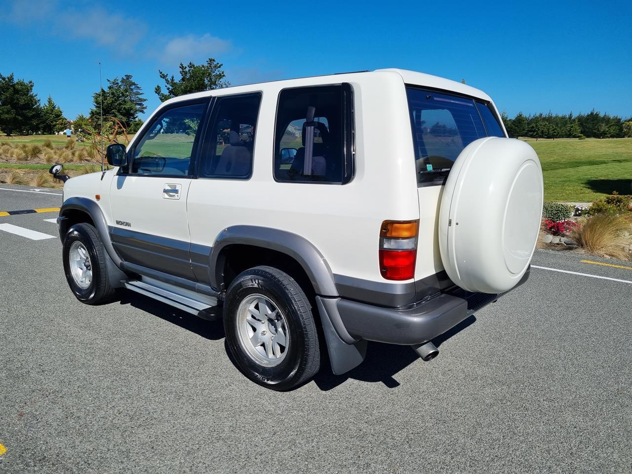 1999 Isuzu Bighorn 3.5 V6 SWB on handshake