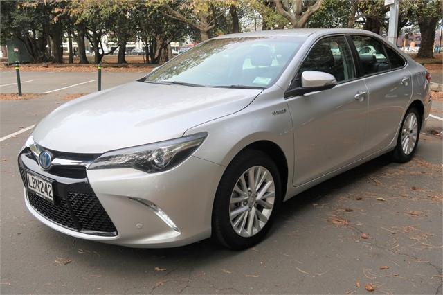 2017 Toyota Camry Atara SL 2.5P Hybrid on handshake