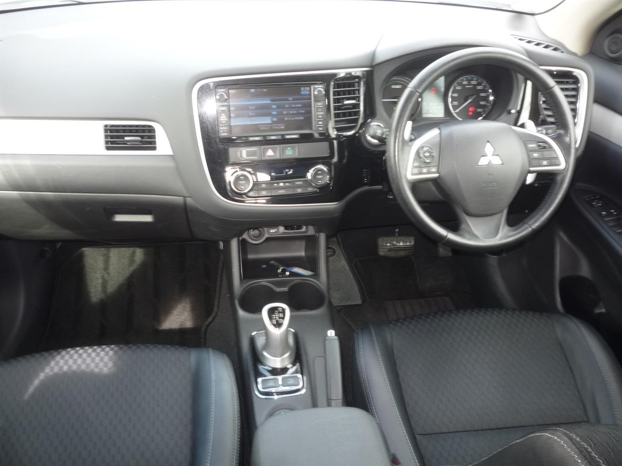 image-2, 2014 Mitsubishi Outlander PHEV G 4WD (SOH 75.26%) at Dunedin