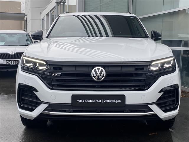 2020 Volkswagen Touareg V6S R-Line Black Edition on handshake