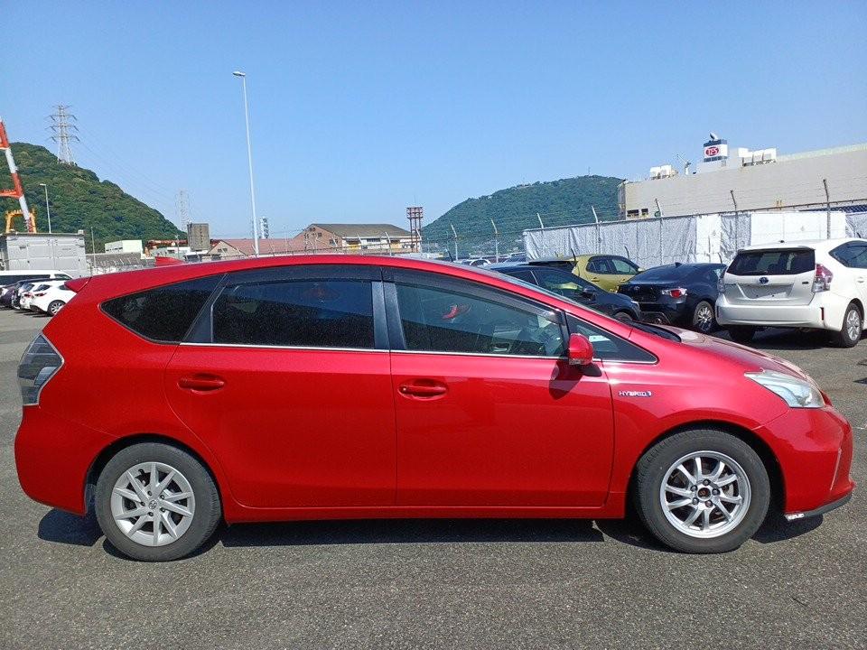 image-10, 2014 Toyota Prius alpha at Dunedin