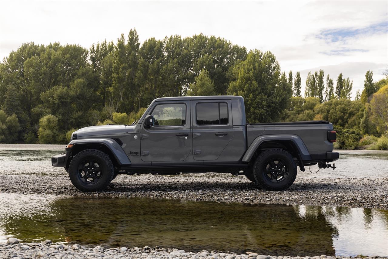 image-3, 2022 Jeep Gladiator OVERLAND 3.6P/4WD at Christchurch