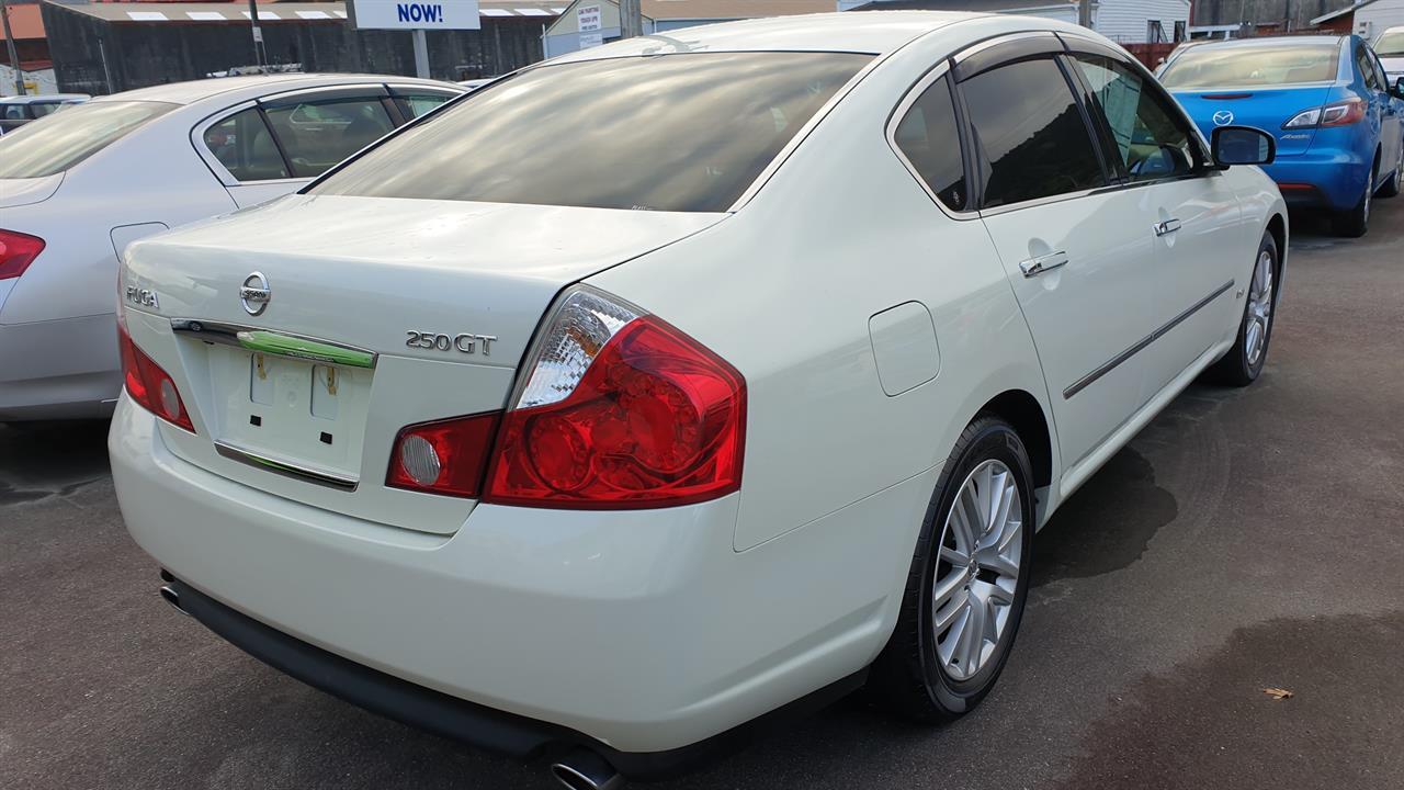 Nissan fuga 250gt