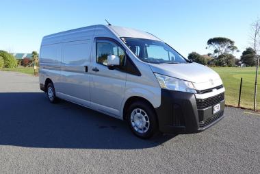 2020 Toyota Hiace ZX PVN 2.8DT/6AT on handshake